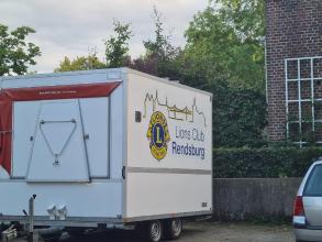 Verkaufsanhänger des Lions Club Rendsburg - mich kann man leihen